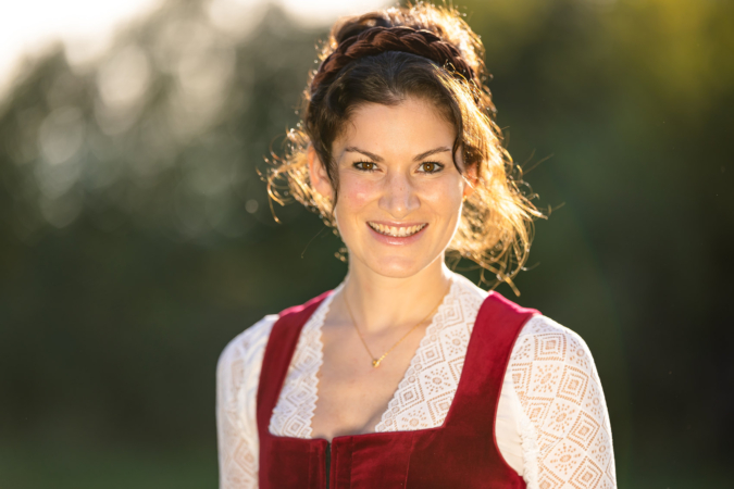 People-Shooting, Portraitfoto von junger Frau in Herbstlandschaft, Thielen Fotografie und Film