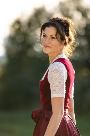 People-Shooting, Portraitfoto von junger Frau in Herbstlandschaft, Thielen Fotografie und Film