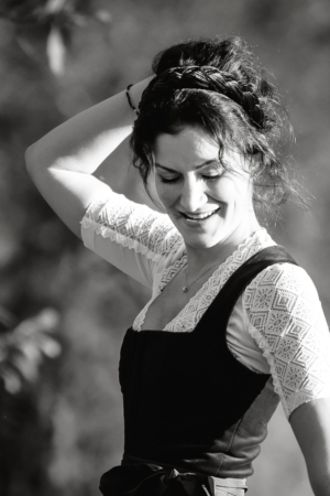 People-Shooting, Portraitfoto von junger Frau in Herbstlandschaft, Thielen Fotografie und Film