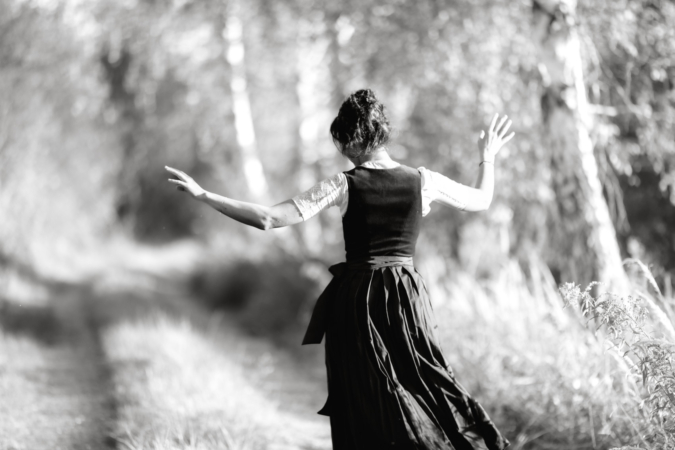 People-Shooting, Portraitfoto von junger Frau in Herbstlandschaft, Thielen Fotografie und Film