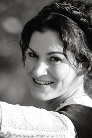 People-Shooting, Portraitfoto von junger Frau in Herbstlandschaft, Thielen Fotografie und Film
