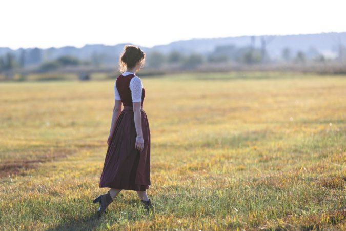 People-Shooting, Portraitfoto von junger Frau in Herbstlandschaft, Thielen Fotografie und Film