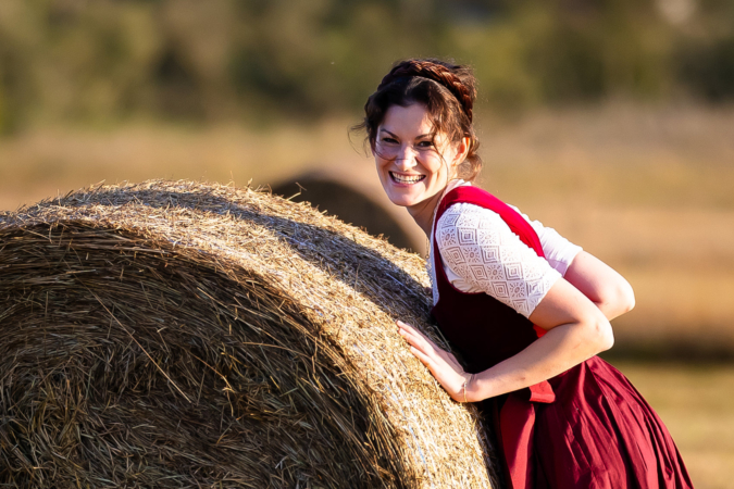 People-Shooting, Portraitfoto von junger Frau in Herbstlandschaft, Thielen Fotografie und Film