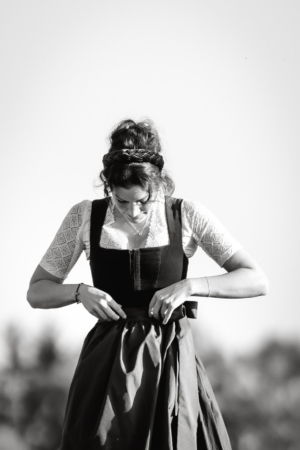 People-Shooting, Portraitfoto von junger Frau in Herbstlandschaft, Thielen Fotografie und Film