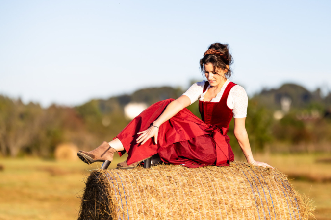 People-Shooting, Portraitfoto von junger Frau in Herbstlandschaft, Thielen Fotografie und Film