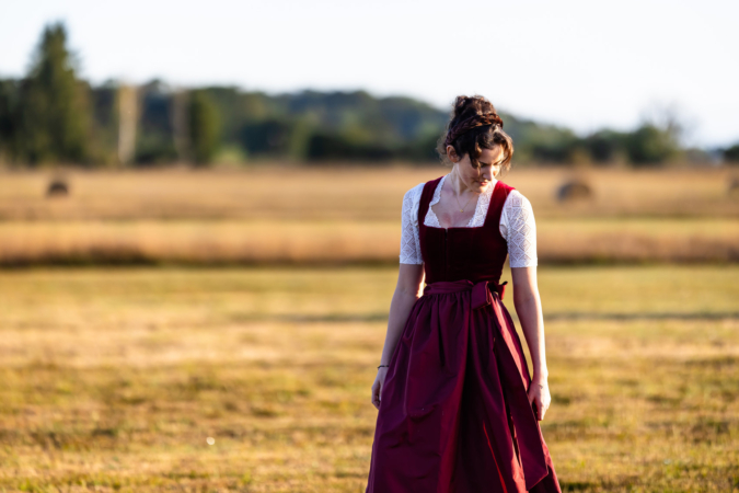 People-Shooting, Portraitfoto von junger Frau in Herbstlandschaft, Thielen Fotografie und Film