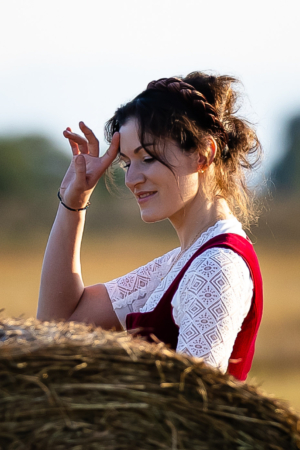 People-Shooting, Portraitfoto von junger Frau in Herbstlandschaft, Thielen Fotografie und Film