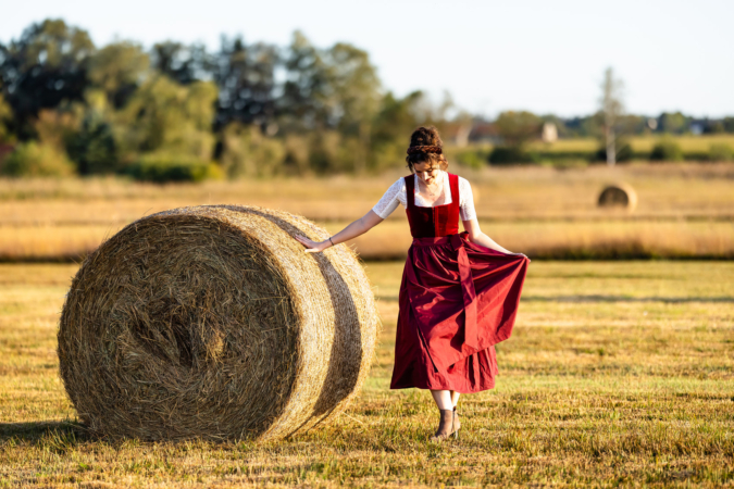 People-Shooting, Portraitfoto von junger Frau in Herbstlandschaft, Thielen Fotografie und Film