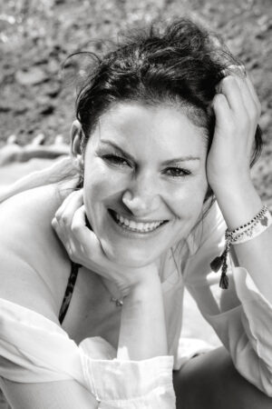 People-Shooting, Portraitfoto von junger Frau am Seeufer im Mai 2025, Thielen Fotografie und Film