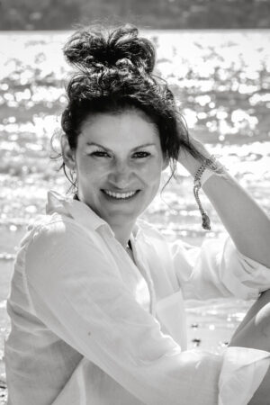 People-Shooting, Portraitfoto von junger Frau am Seeufer im Mai 2025, Thielen Fotografie und Film