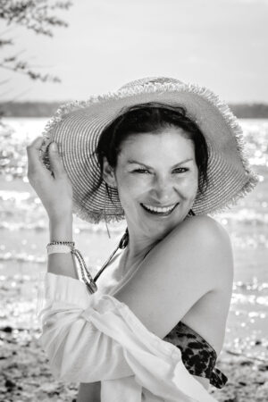 People-Shooting, Portraitfoto von junger Frau am Seeufer im Mai 2025, Thielen Fotografie und Film