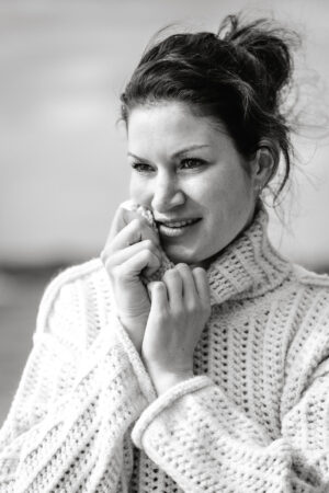 People-Shooting, Portraitfoto von junger Frau am Seeufer im Mai 2025, Thielen Fotografie und Film
