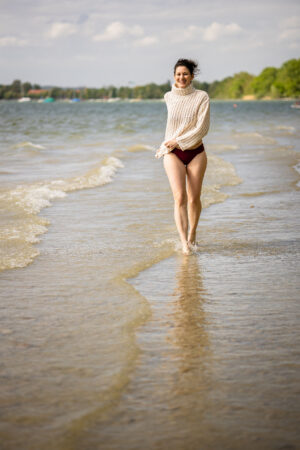 People-Shooting, Portraitfoto von junger Frau am Seeufer im Mai 2025, Thielen Fotografie und Film