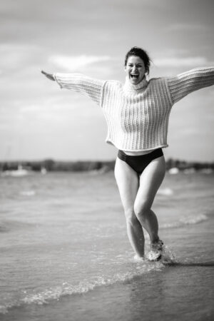 People-Shooting, Portraitfoto von junger Frau am Seeufer im Mai 2025, Thielen Fotografie und Film
