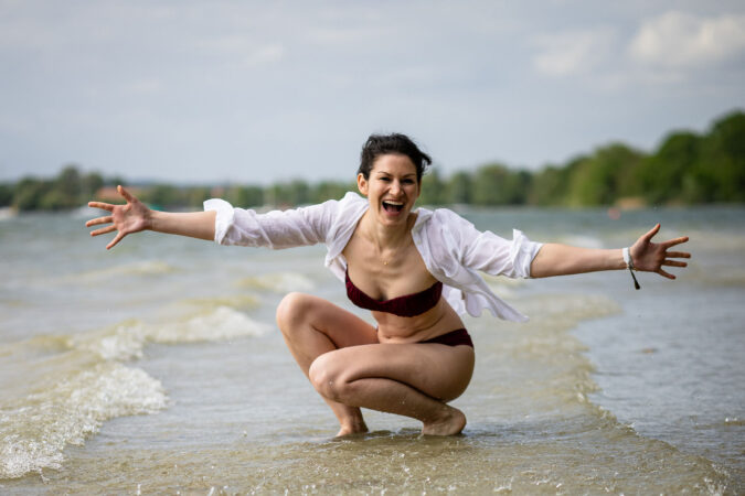 People-Shooting, Portraitfoto von junger Frau am Seeufer im Mai 2025, Thielen Fotografie und Film