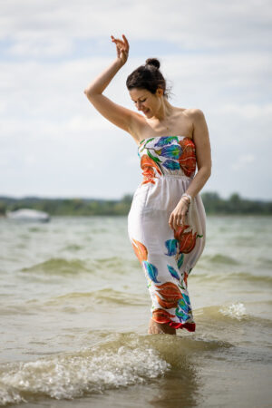 People-Shooting, Portraitfoto von junger Frau am Seeufer im Mai 2025, Thielen Fotografie und Film
