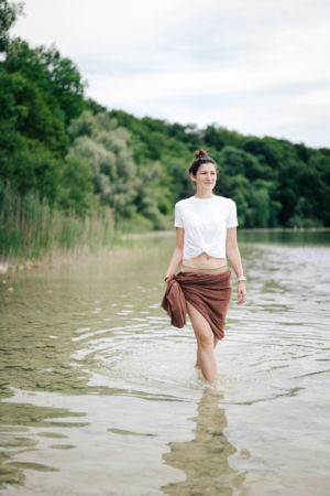 People-Shooting, Portraitfoto von junger Frau am sommerlichen Ammersee, Thielen Fotografie und Film